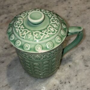 Elegant Green Ceramic Mug with Lid